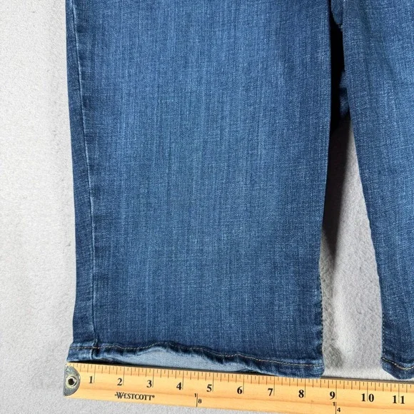 Levi Strauss & Co Womens Classic Bermuda Shorts Blue Denim Size 30 Medium Wash - Picture 4 of 15